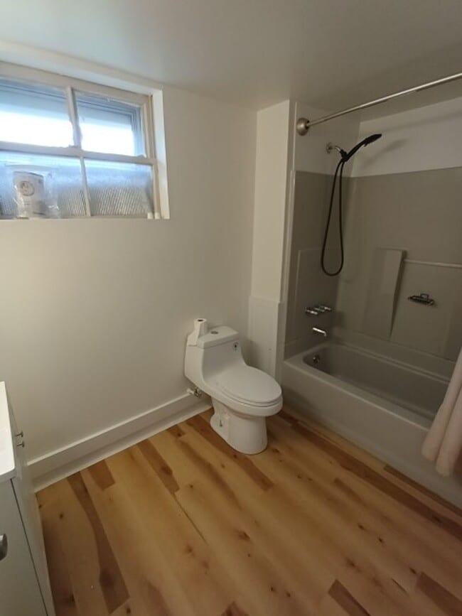 Building Photo - 2044 Garrick Ave