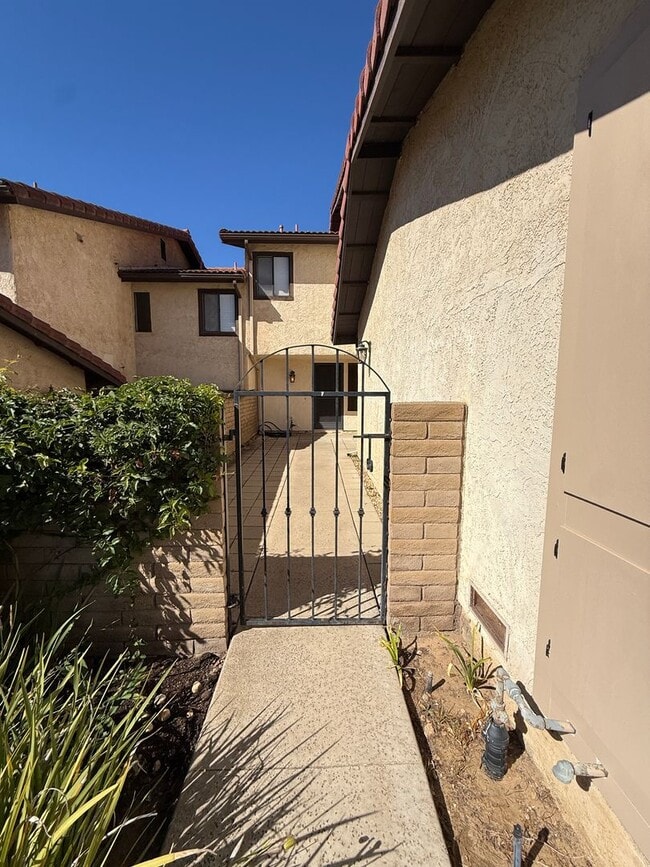 Building Photo - Beautiful Two Story Orcutt Town Home in th...