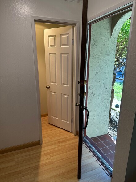 Building Photo - 447 Oak Ave