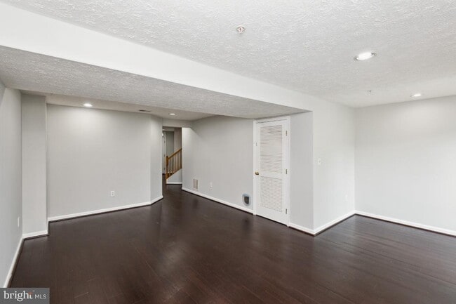 Building Photo - 1442 Pangbourne Way