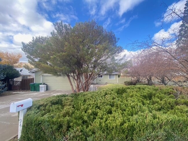 Building Photo - Cozy, recently updated 3 bedroom 2 bathroom home in the Steamboat Area!