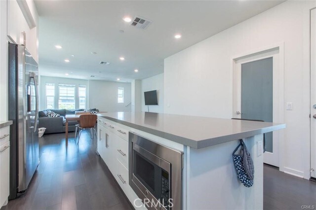 Building Photo - 140 Paramount