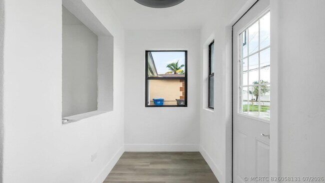 Building Photo - 5015 SW 25th St