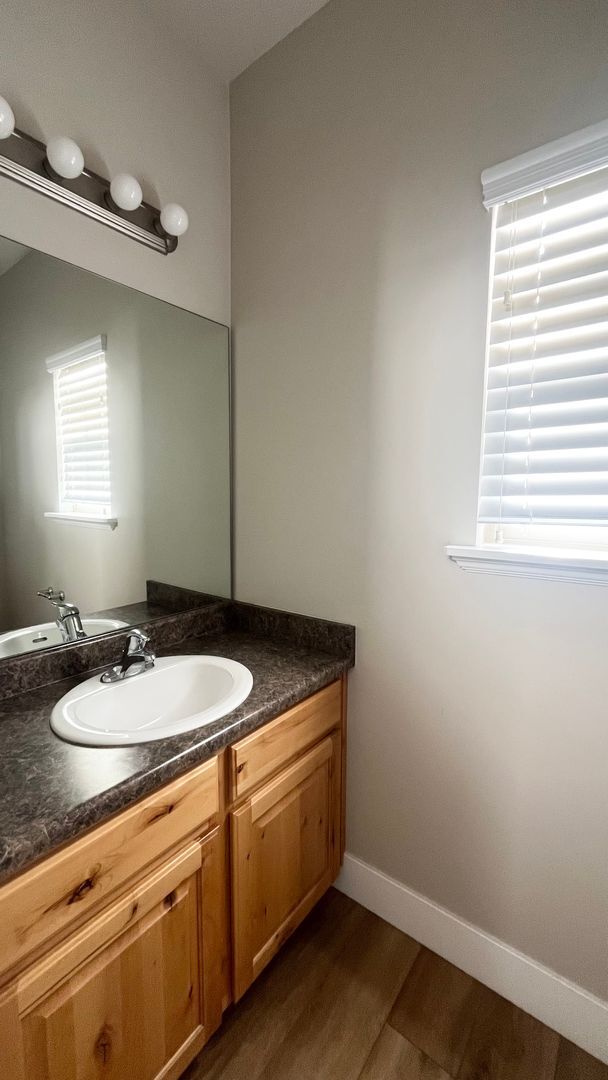 Building Photo - 3 Bedroom/2.5 Bathroom Townhome in Riverton