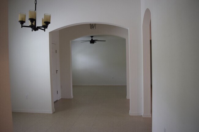 Building Photo - Gorgeous & Tropical 4 bedroom 3 Bath