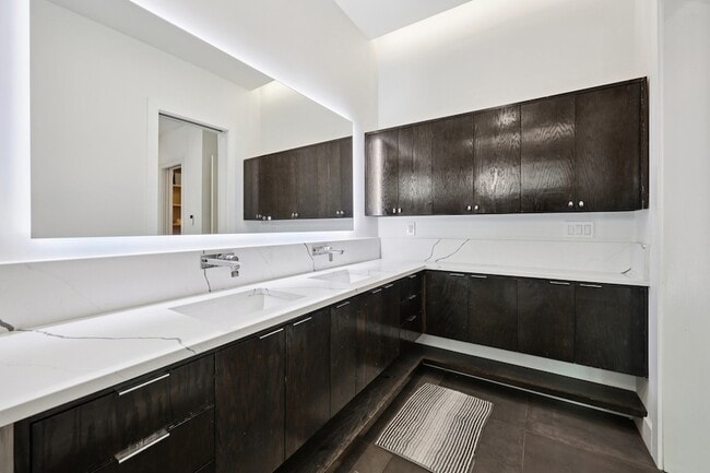 Building Photo - 8635 San Leandro Dr