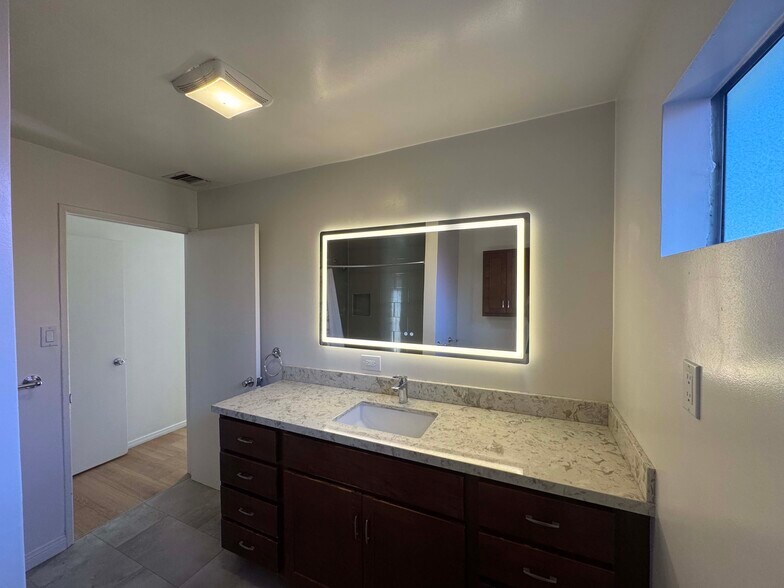 Bathroom 1 - 5033 Campo Rd
