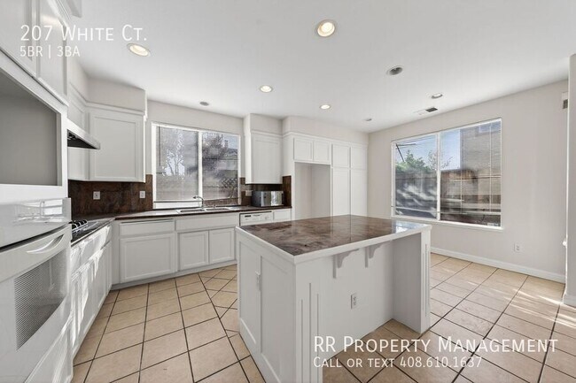 Building Photo - 207 White Ct