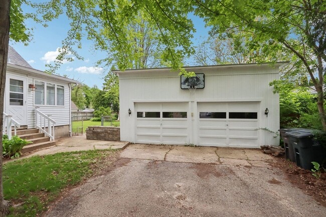 Building Photo - Charming 3-Bedroom Home for Rent in Lake M...