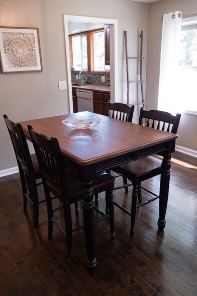 Dining table for 4 - 4751 Windsor Street