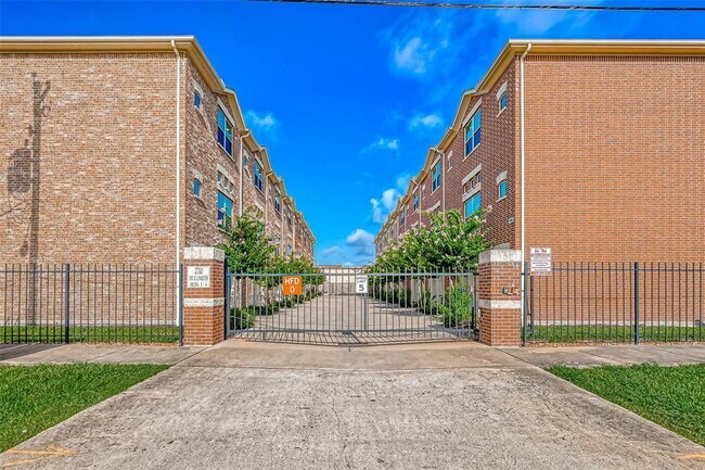 Building Photo - 2710 Hullsmith Dr