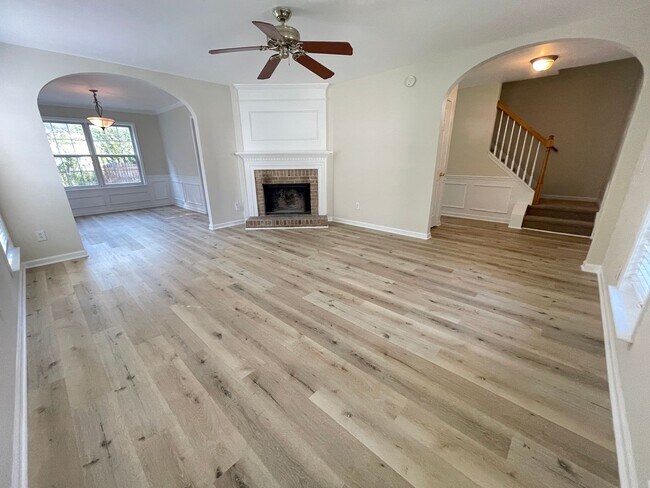 Building Photo - Beautiful, updated 3br 2.5 ba home with garage, fenced-yard in Home Valley Farms Now Available!