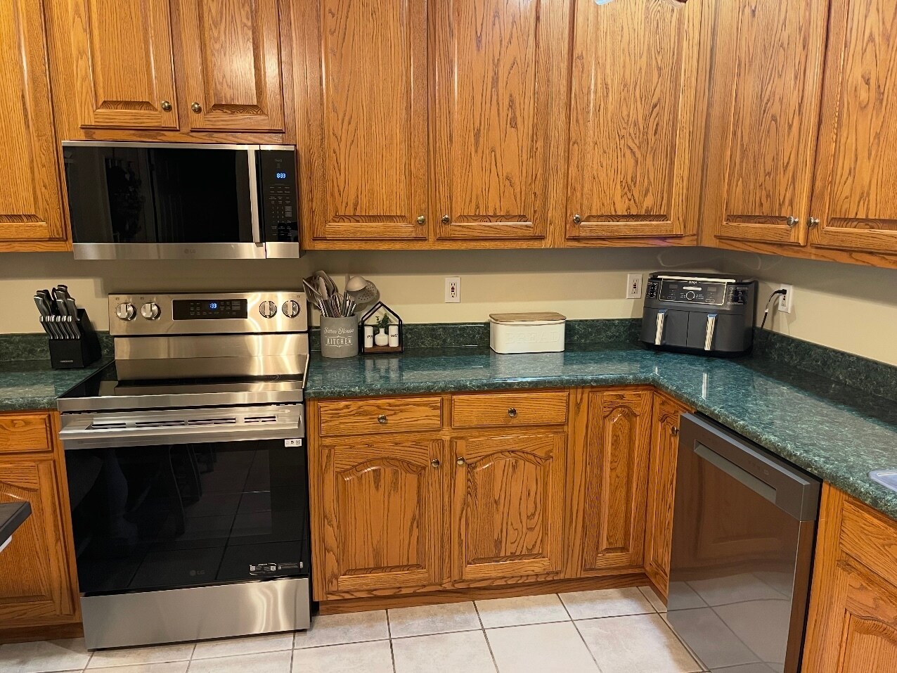 Building Photo - 1694 Red Oak Dr