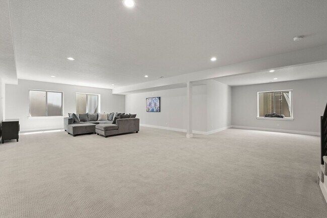 Building Photo - Stunning & Luxurious Brand-New Build in Ki...