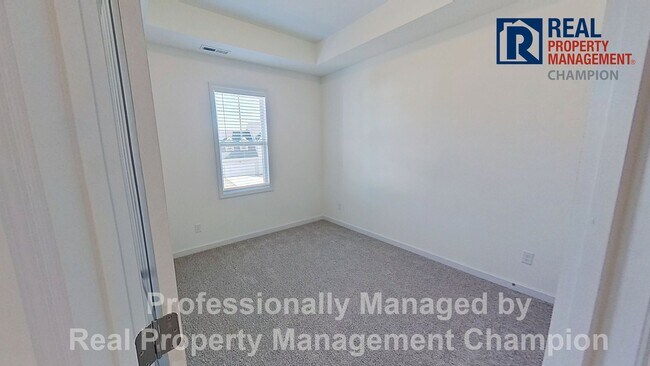 Building Photo - Spacious Home with Fenced Back Yard Convenient to Camp Lejeune