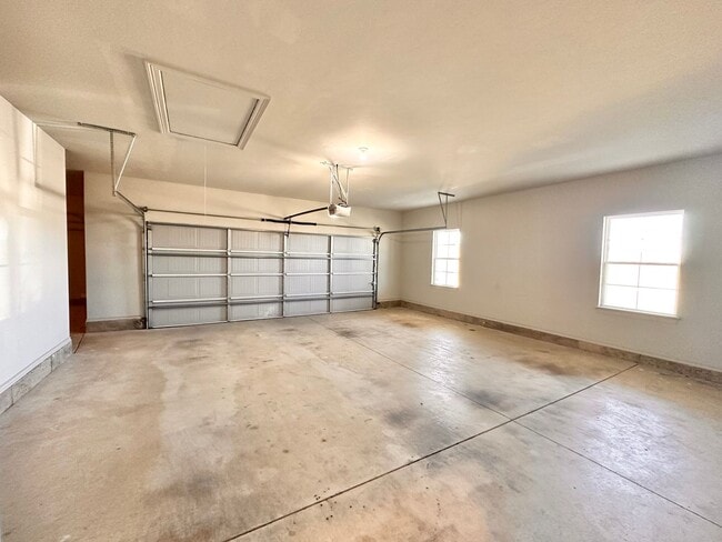 Building Photo - Spacious 4-Bedroom Home with Pool in Yukon