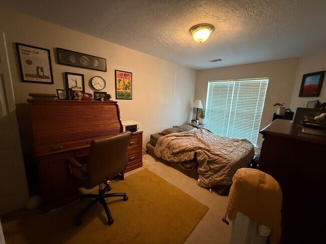 Building Photo - Great 2 Bedroom 2 Bath Townhouse with Garage