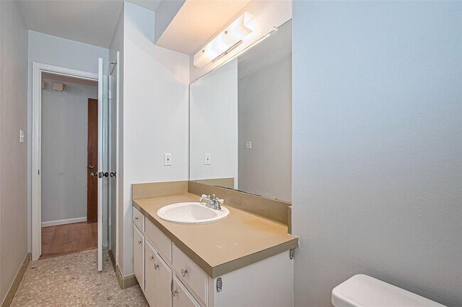Building Photo - 2530 Bandelier Dr