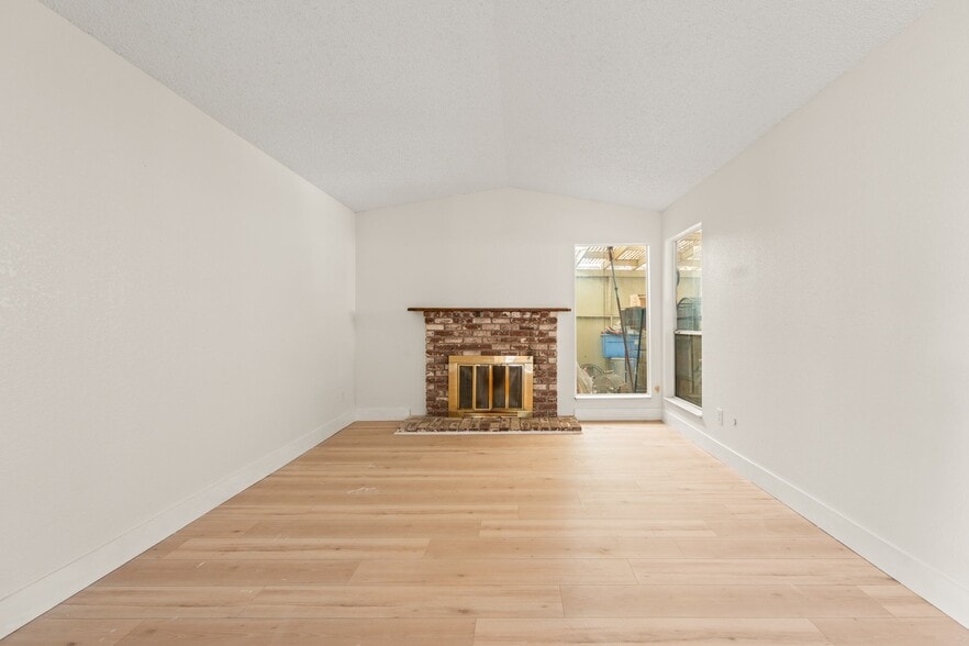 Building Photo - 8917 Fredric Ave