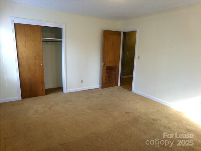 Building Photo - 507 Valleyview Dr