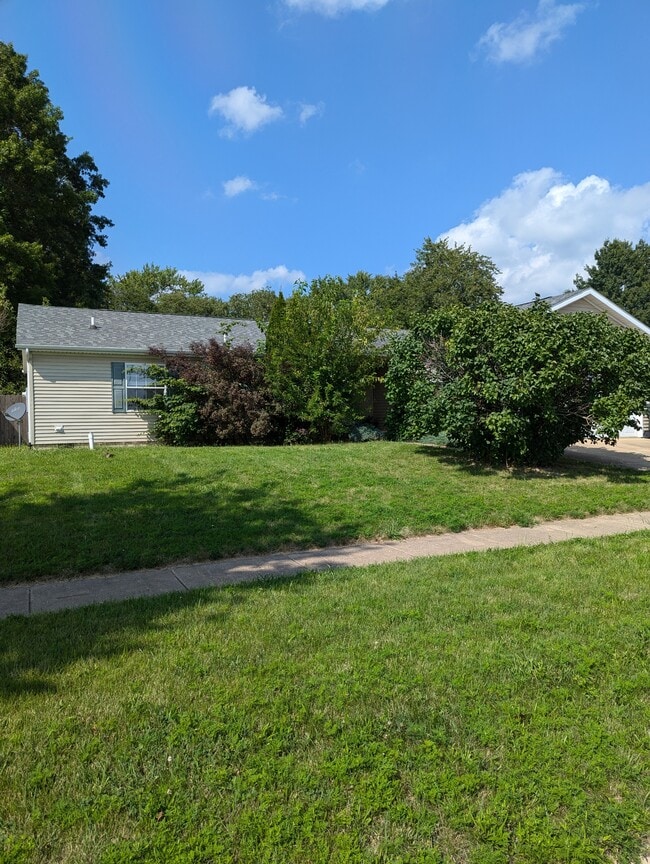 Building Photo - 2306 E Delaware Ave