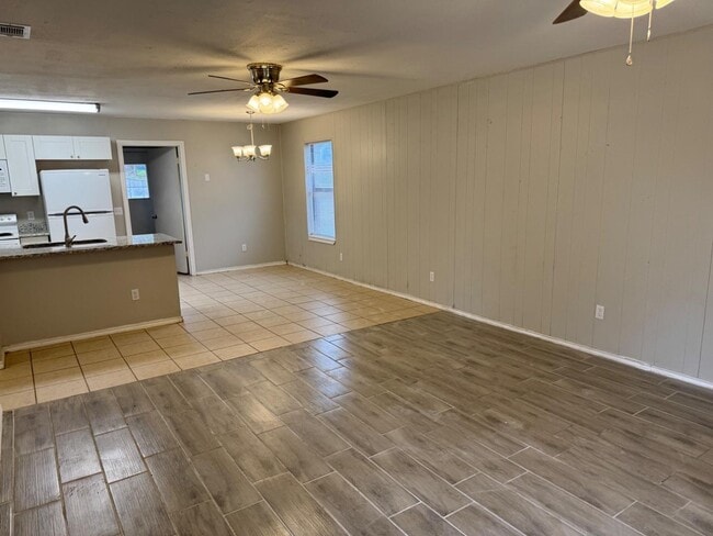 Building Photo - 3923 Stoneridge Dr