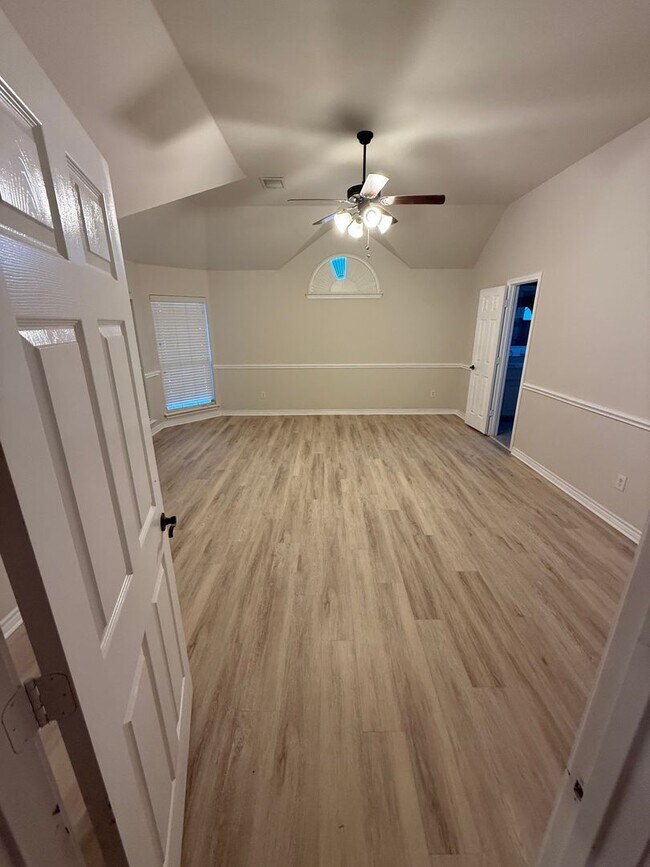Building Photo - $1000.00 off 1st month Rent!! Spectacular ...