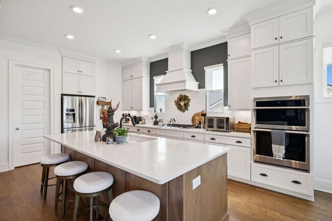 Building Photo - Luxurious living space *Fully furnished an...