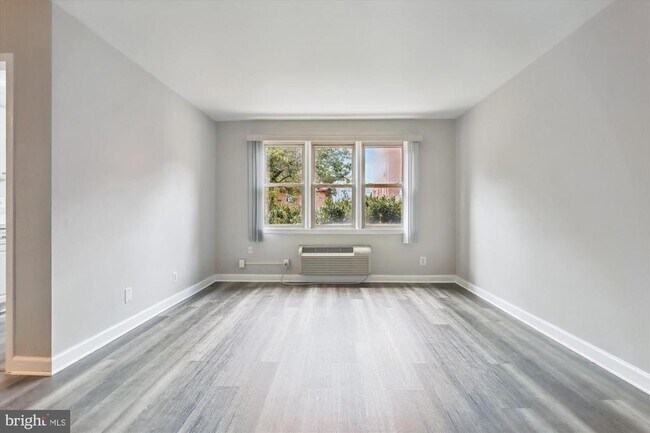 Building Photo - 2030 N Woodrow St