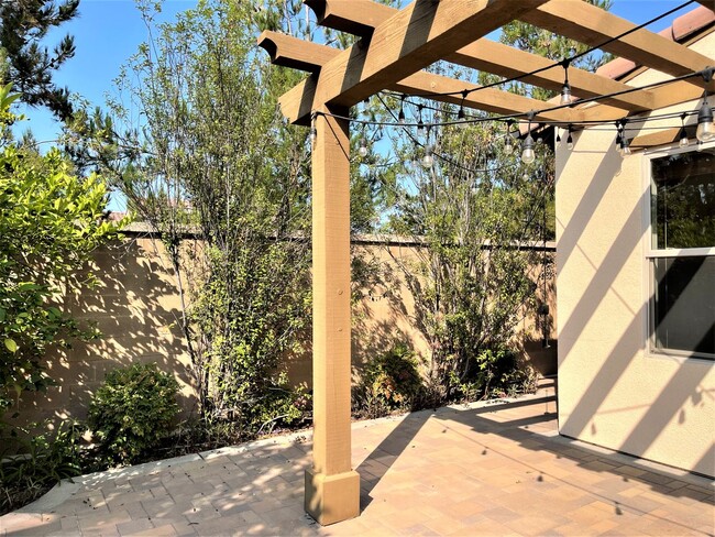 Building Photo - Gorgeous 3 bedroom home In the heart of Ir...