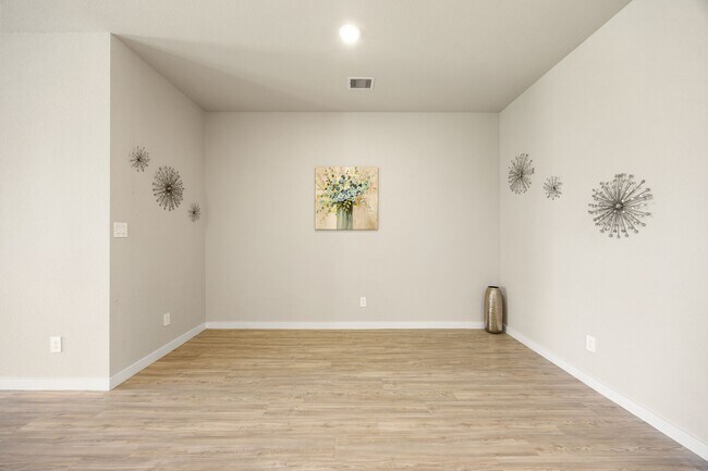 Building Photo - 723 Larkspur Shadow Dr