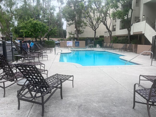 Building Photo - Warner Center 1 Bedroom Condo for Rent in Woodland Hills!