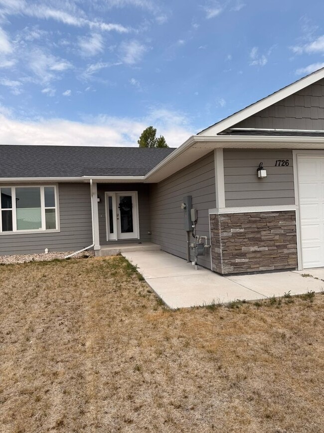 Building Photo - Modern, spacious, and move-in ready—this is the rental you’ve been waiting for!
