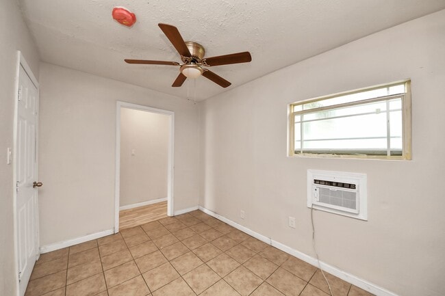 Building Photo - 10506 Sierra Dr