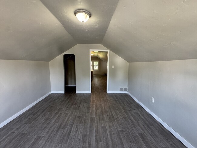 Building Photo - 611 Abrams St