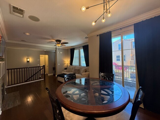 Building Photo - Tri-level 3-bedroom 3-bathroom townhouse located in Chula Vista, CA