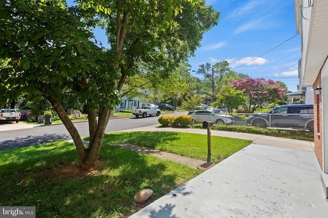 Building Photo - 4816 Woodlawn Dr