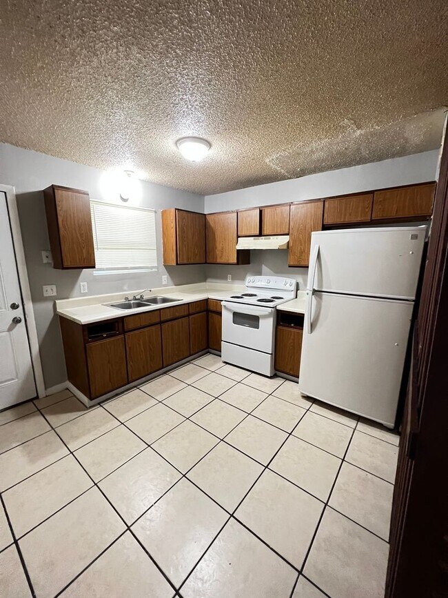 Building Photo - First floor 2/1 Available for Move in! Affordable and Conveniently Located!