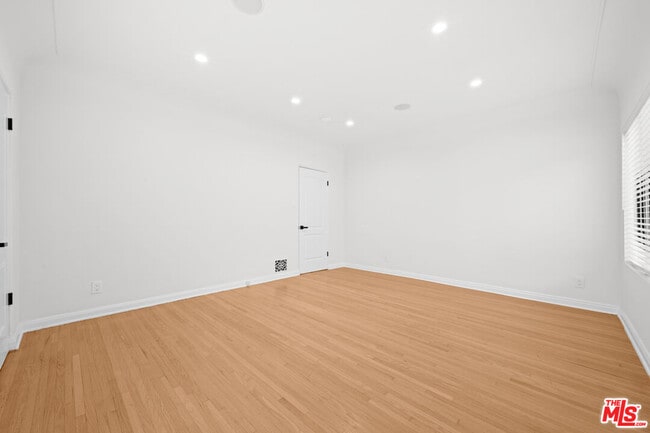 Building Photo - 260 S La Peer Dr