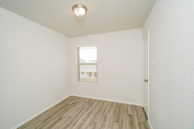 Building Photo - Somerset Trails - 9319 Somers Branch, San ...