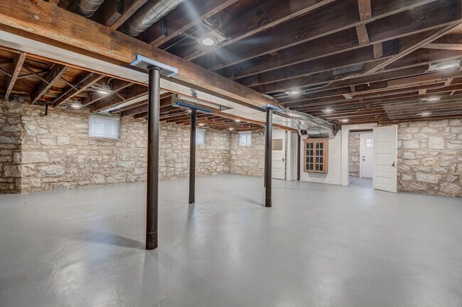 Building Photo - 5241 Lyman Ave