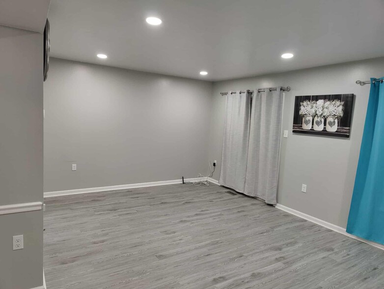 Sitting room (2nd floor) - 11573 Overleigh Dr