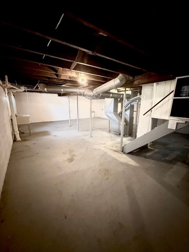 Building Photo - Two bedroom one bathroom home for rent