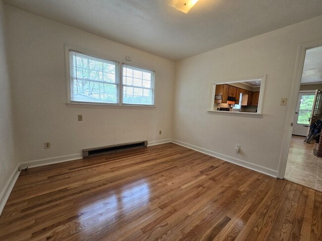 Building Photo - Enjoy Country Living in 3 Bed, 2 Bath, Brick Ranch