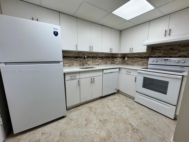 Building Photo - 401 Golden Isles Dr
