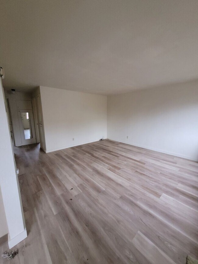 Building Photo - HOO-360-18th