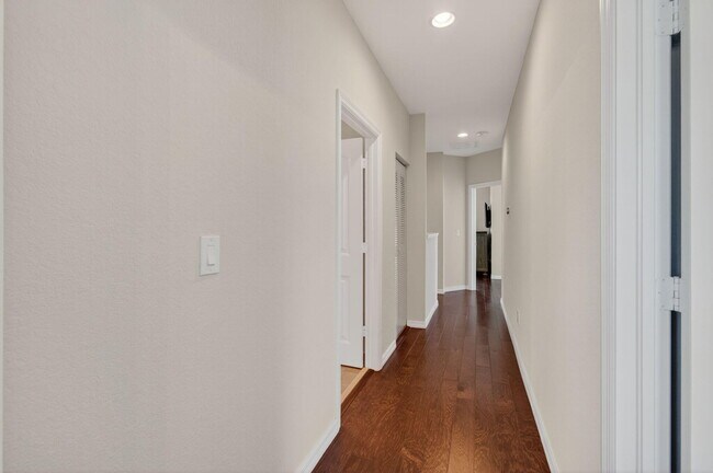 Building Photo - 130 Astor Cir