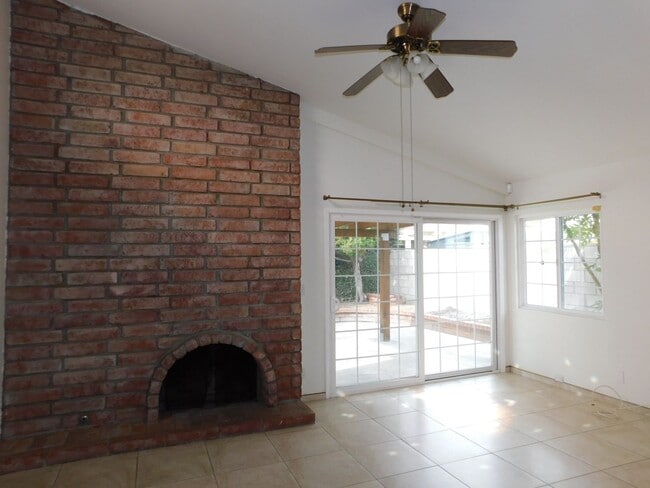 Building Photo - Beautiful single story 3 bedroom, 2 bathro...