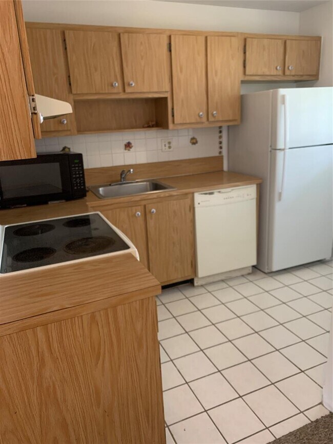 Building Photo - 511 Gardens Dr