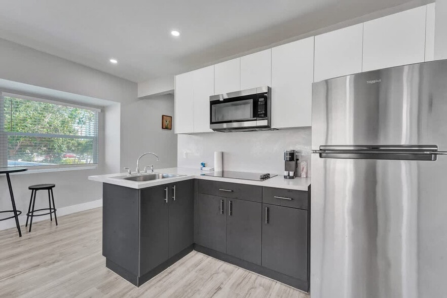 Building Photo - 906 N Riverside Dr